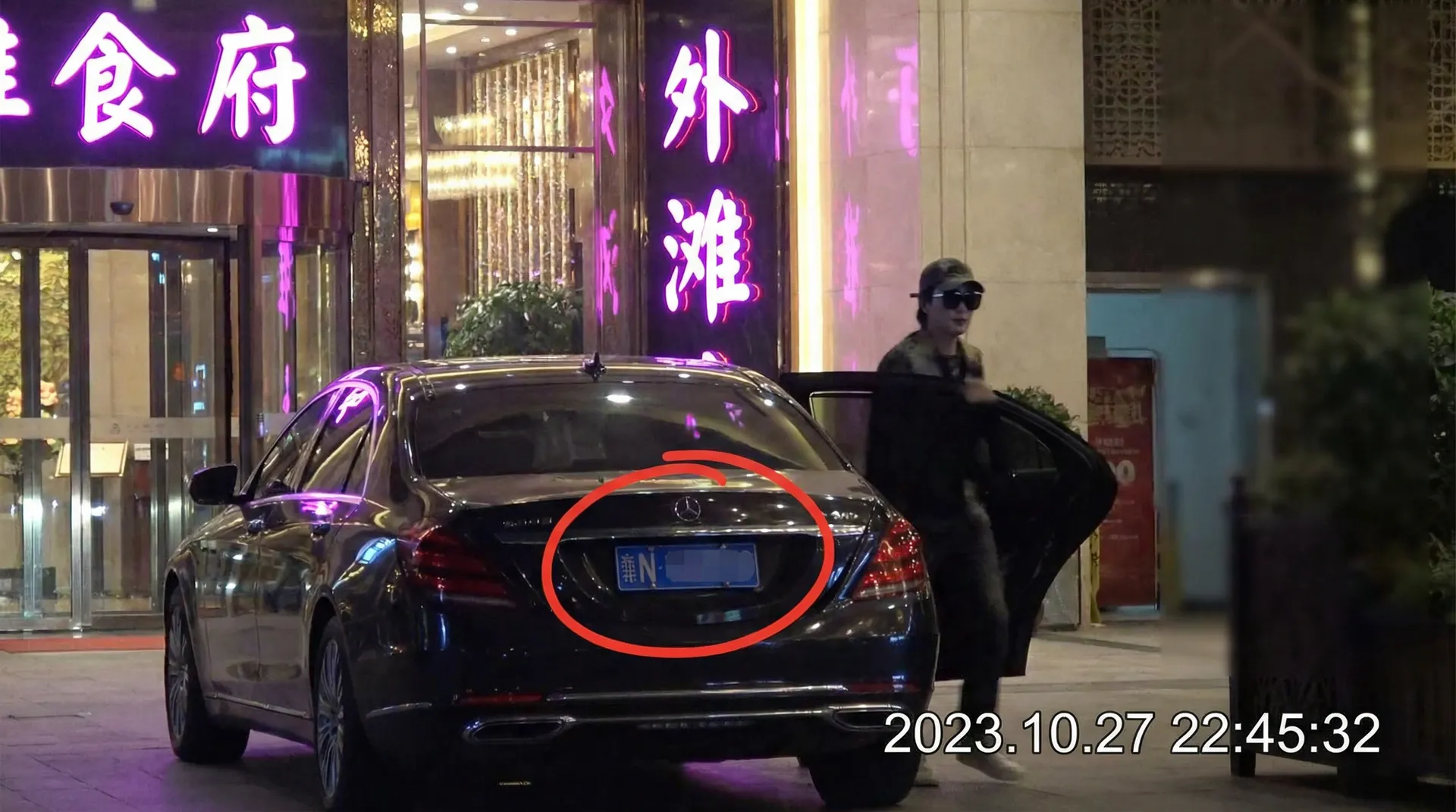 微密圈 - 豪车餐厅外偷拍
